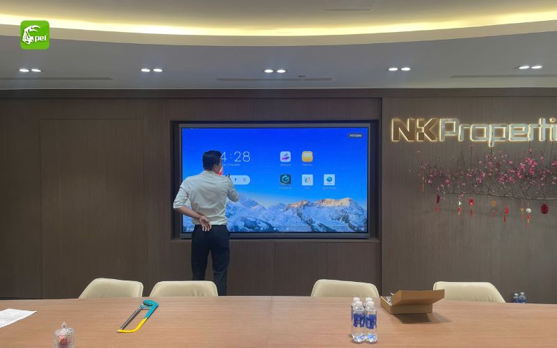 Dự án lắp đặt màn hình tương tác 98 inch Hikvision DS-D5C98RB/A tại Công ty BĐS Đại Kim Long